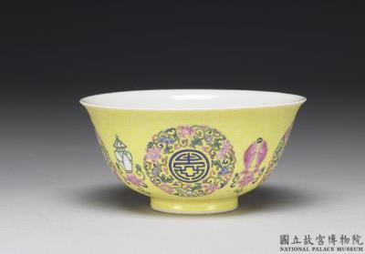 图片[2]-Tea bowl with shou character inside flower brocade on a carved yellow ground in falangcai painted enamels, Qianlong reign (1736-1795), Qing dynasty-China Archive